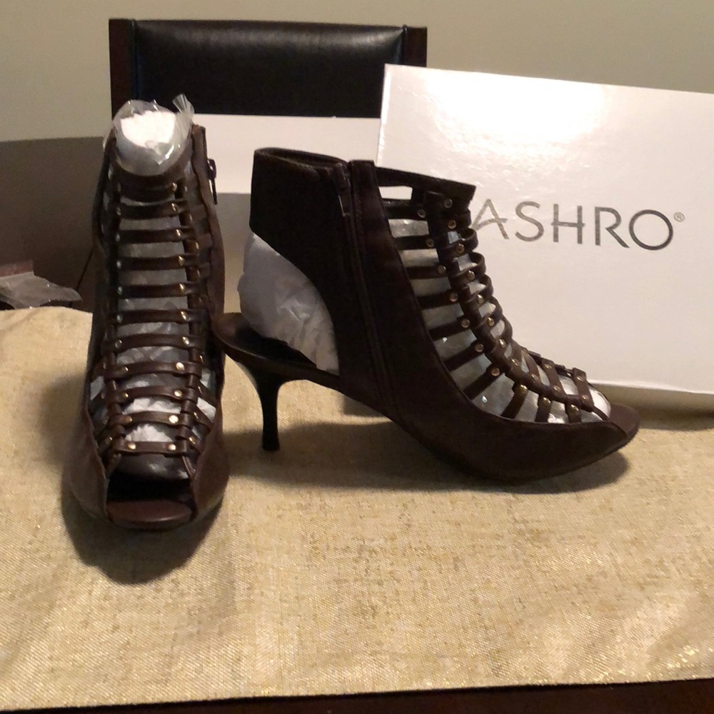 Heel worn once shoes. Like brand new!